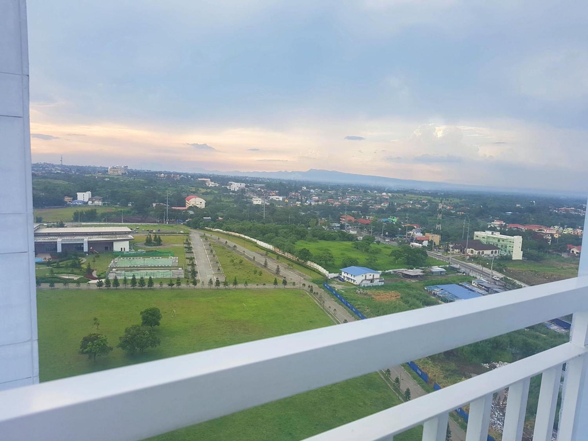 Blowing In The Wind - Lake View Apartments Tagaytay City Rum bild