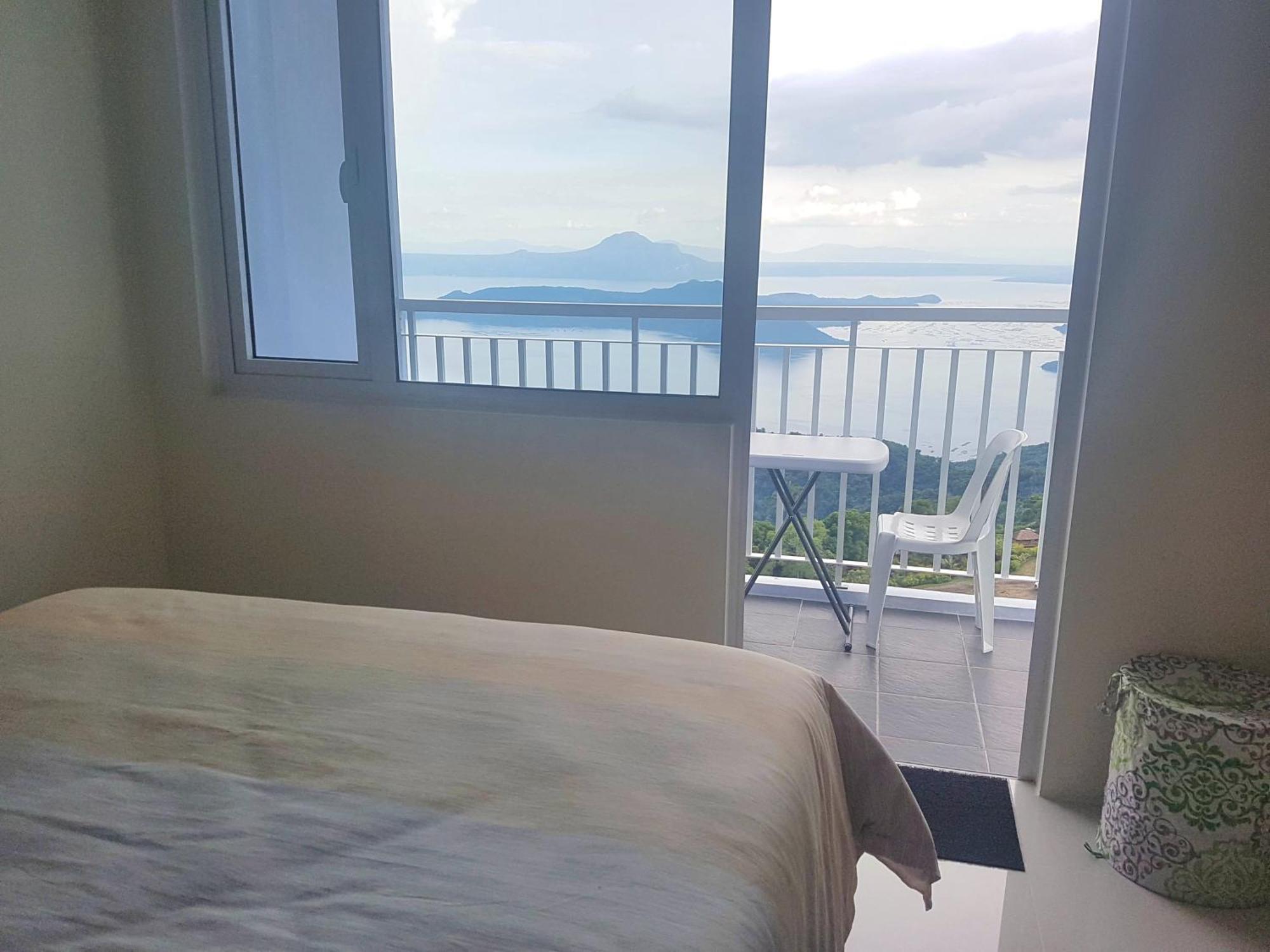 Blowing In The Wind - Lake View Apartments Tagaytay City Rum bild