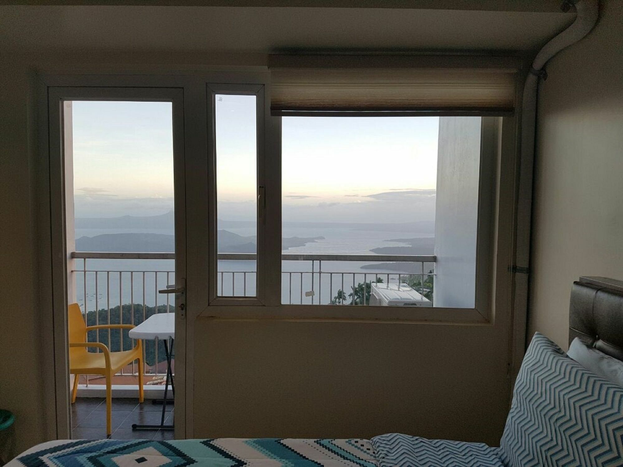 Blowing In The Wind - Lake View Apartments Tagaytay City Exteriör bild