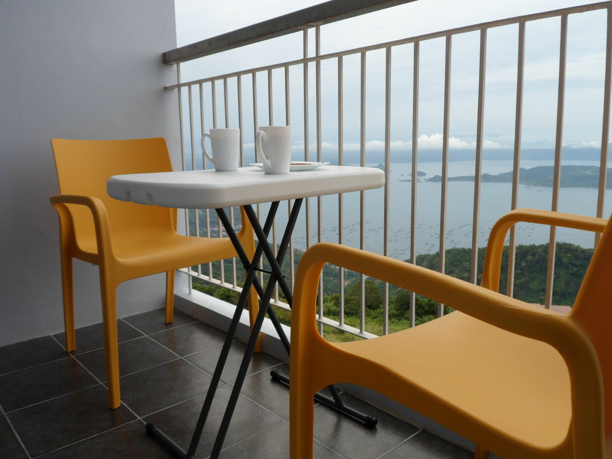 Blowing In The Wind - Lake View Apartments Tagaytay City Exteriör bild